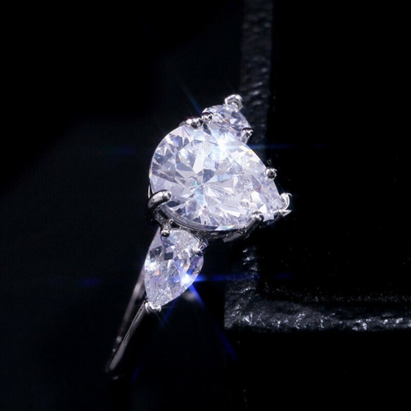 Gorgeous 925 Silver Pear Cut White Sapphire Ring - Picture 2 of 5
